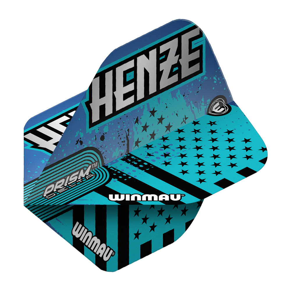 Das Bild zeigt die Winmau Prism Delta Rick Henze Standard Flights in einem auffälligen blauen Design mit schwarzen Sternen und Streifen. Auf den Flights steht der Name "Henze" und das Winmau-Logo ist deutlich sichtbar.