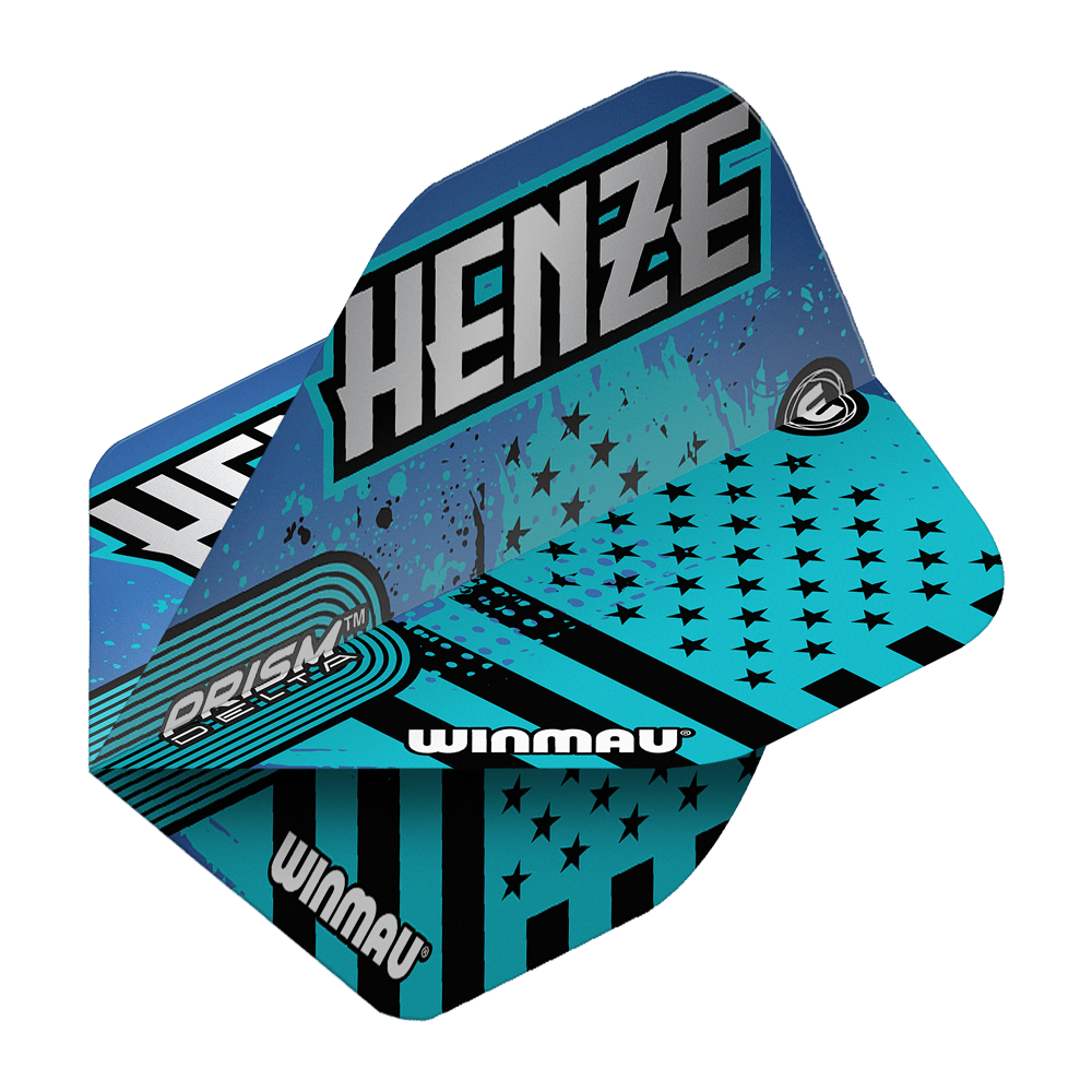 Winmau Prism Delta Rick Henze Standard Flights Das Bild zeigt die Winmau Prism Delta Rick Henze Standard Flights in einem auffälligen blauen Design mit schwarzen Sternen und Streifen. Auf den Flights steht der Name "Henze" und das Winmau-Logo ist deutlich sichtbar.