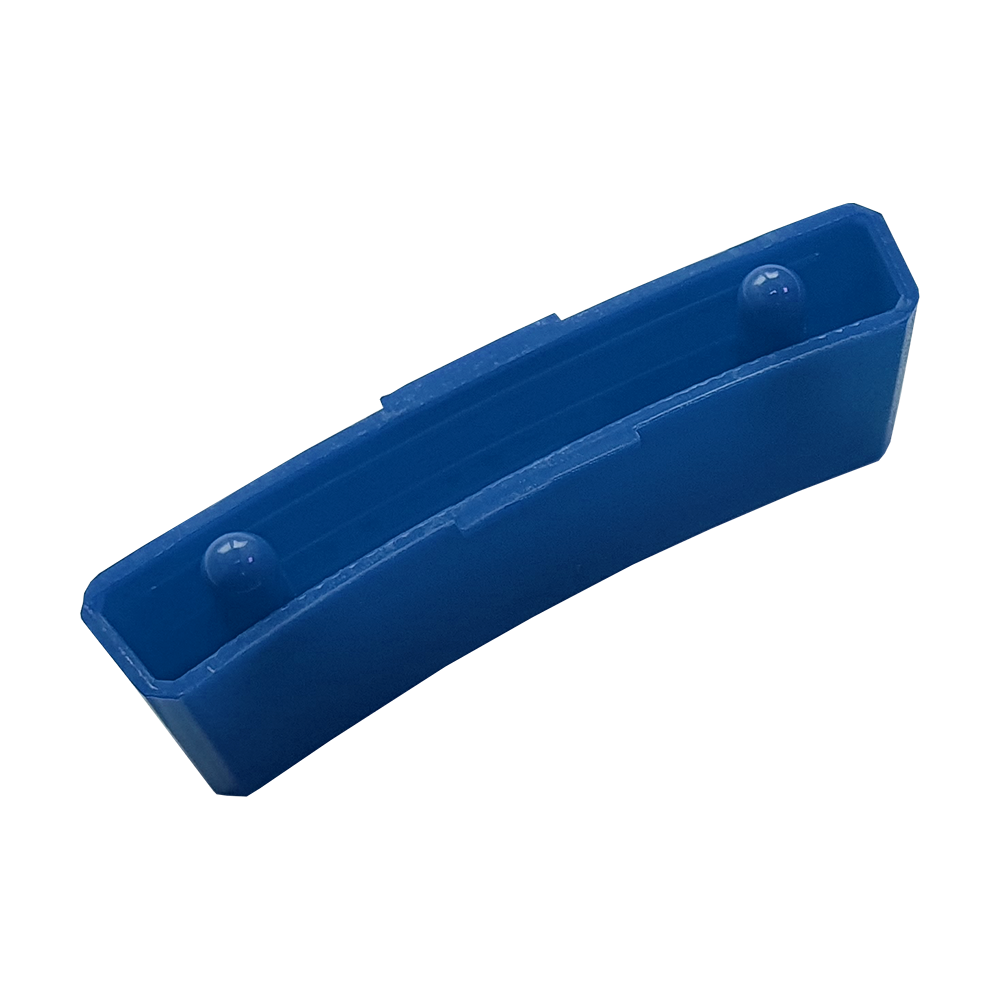 Das Bild zeigt ein blaues Ersatzfeld für das Granboard 132. Es ist rechteckig geformt und hat zwei kleine Erhebungen auf der Innenseite.