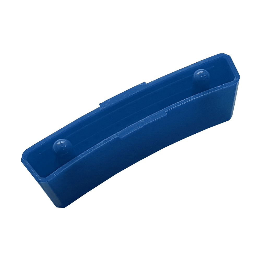 GRN0154_Granboard_132_Ersatzfelder_Double_Blau_3 Das Bild zeigt ein blaues Ersatzfeld für das Granboard 132. Es ist rechteckig geformt und hat zwei kleine Erhebungen auf der Innenseite.