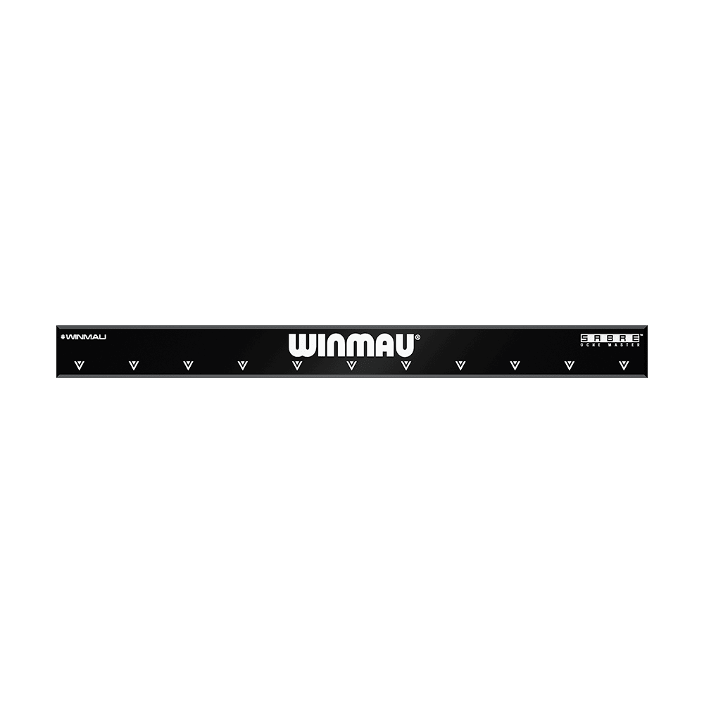 8208_Winmau_Sabre_Oche_Master_2 Das Bild zeigt das Produkt "Winmau Sabre Oche Master". Es handelt sich um eine schwarze Messleiste mit weißen Markierungen und dem Winmau-Logo in der Mitte.