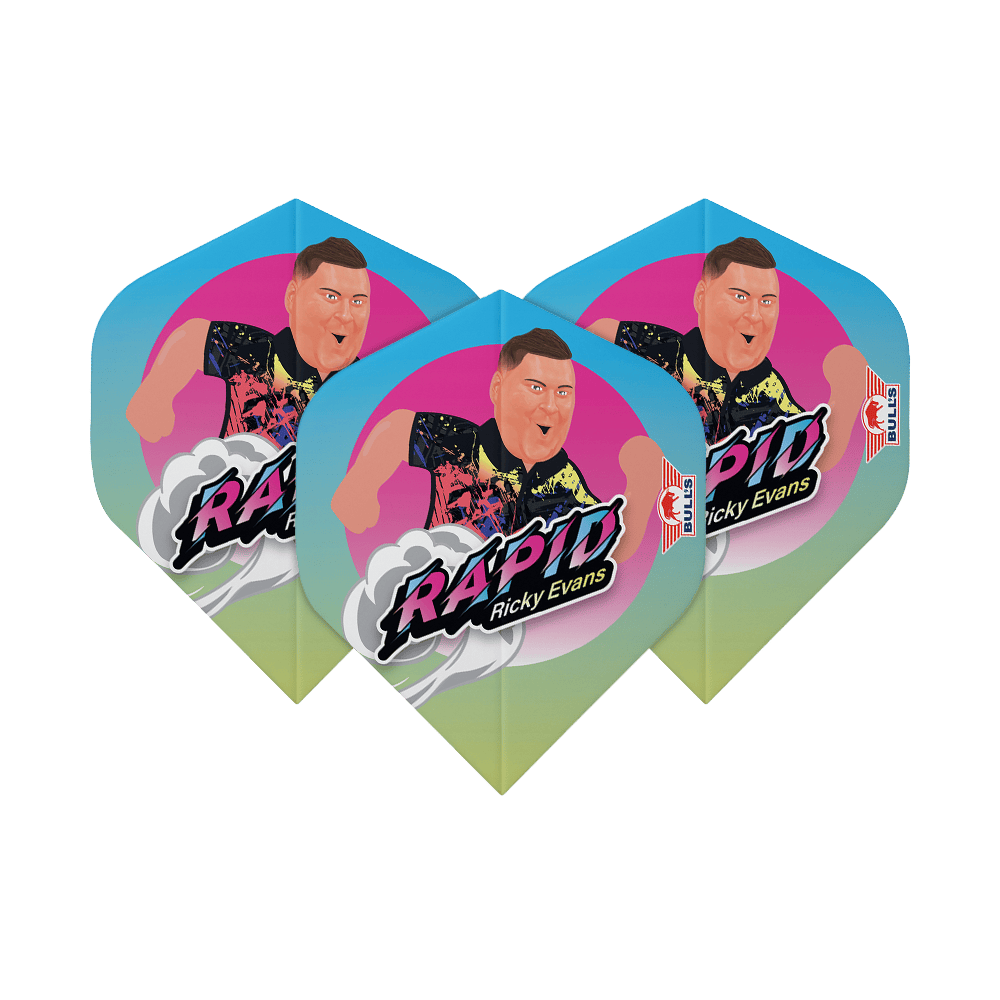 Bulls NL Player 100 Ricky Evans Cartoon No2 Standard Flights Das Bild zeigt drei Dart-Flights mit einem bunten Cartoon-Bild von Ricky Evans und dem Schriftzug "Rapid Ricky Evans". Die Flights haben einen blauen, pinken und gelben Farbverlauf und das Bulls-Logo an der Seite.