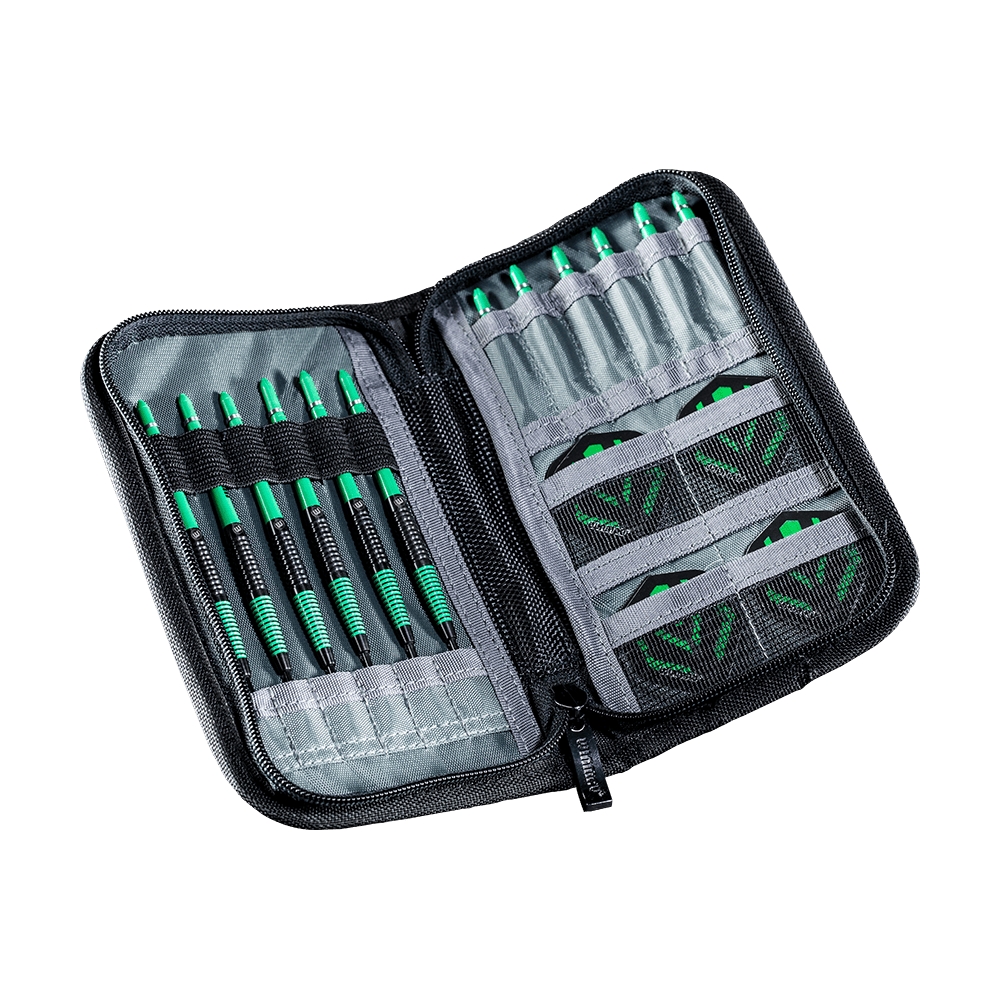 8324_Winmau_Urban-Slim_Dartcase_Schwarz_1 Das Bild zeigt das Winmau Urban Slim Dartcase in Schwarz, geöffnet mit mehreren Darts und Zubehör ordentlich einsortiert. Das Etui verfügt über verschiedene Fächer zur sicheren Aufbewahrung der Dartpfeile und Flights.