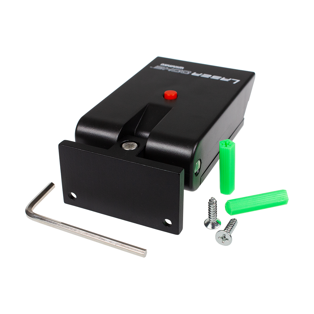 8510-Winmau-Laser-Oche-4 Das Bild zeigt das Produkt "Winmau Laser Oche" mit Montagematerial. Es besteht aus einem schwarzen Gerät, zwei grünen Dübeln, zwei Schrauben und einem Inbusschlüssel.