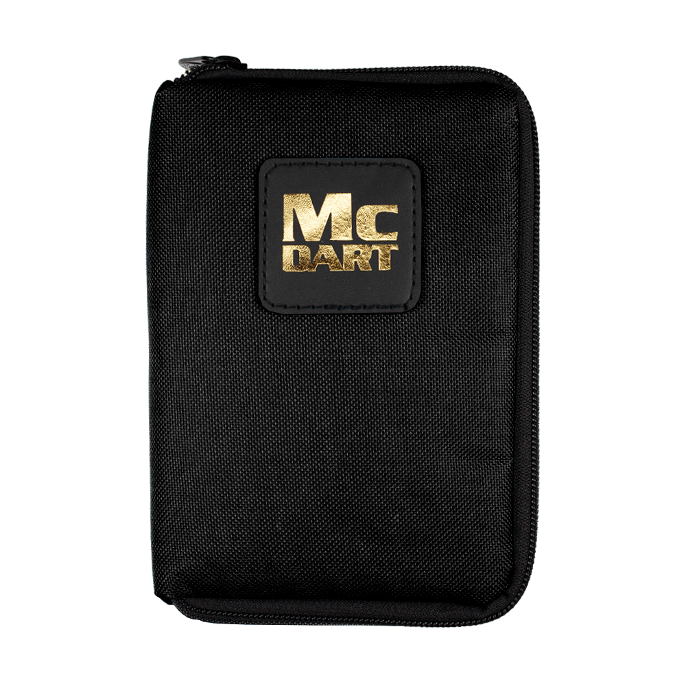 McDart Tasche mit 6 Softdarts und Zubehör Auf dem Bild ist eine schwarze Tasche mit einem goldenen "MC DART"-Logo zu sehen. Es handelt sich um die "McDart Tasche mit 6 Softdarts und Zubehör".
