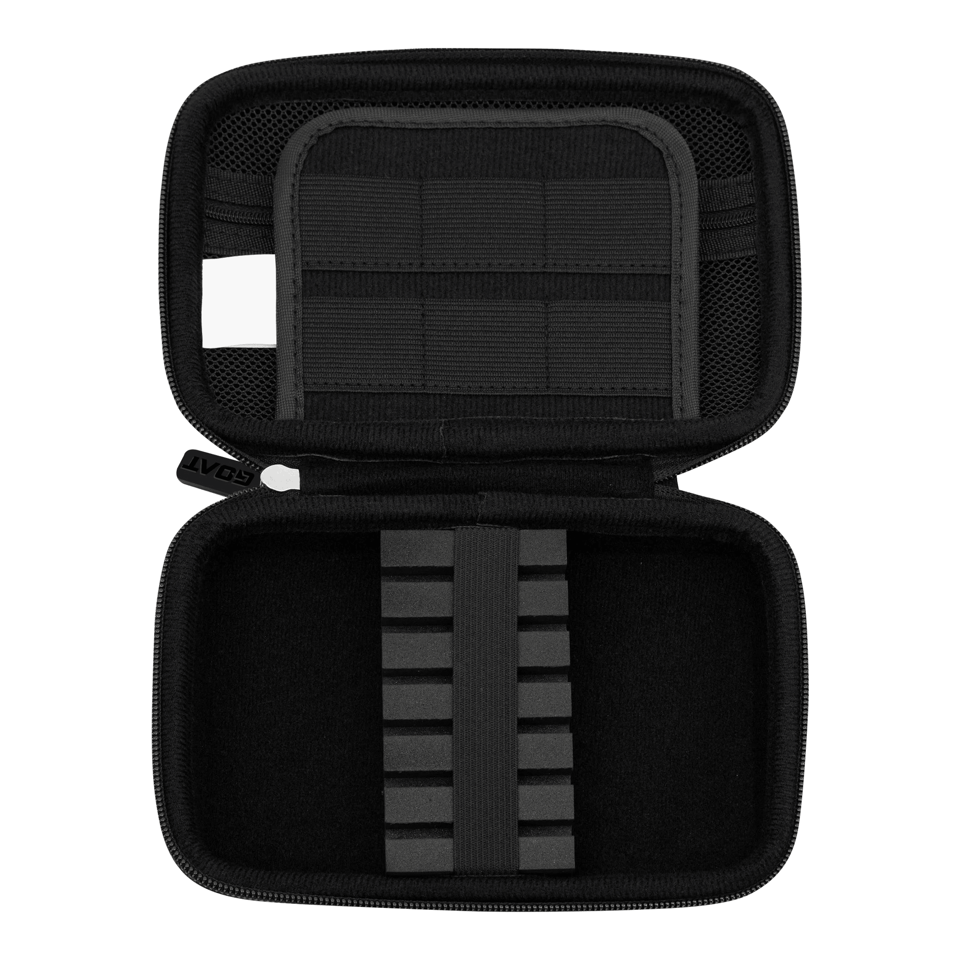 GOAT Locker XL Dartwallet Das Bild zeigt das offene Etui des Produkts "GOAT Locker XL Dartwallet". Im Inneren befinden sich elastische Halterungen und Fächer zur sicheren Aufbewahrung von Dartzubehör.
