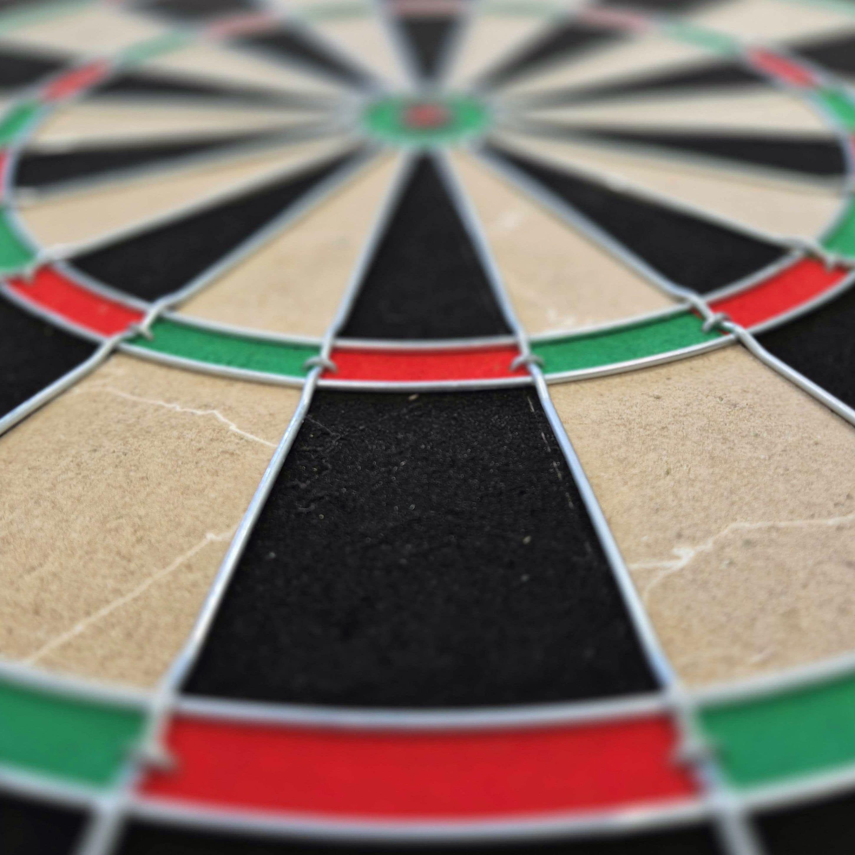 Target Gabriel Clemens steel dartboard set Das Bild zeigt ein Steeldartboard mit farbigen Segmenten in Rot, Grün, Schwarz und Beige. Es handelt sich um das Produkt "Target Gabriel Clemens Steeldartboard Set".