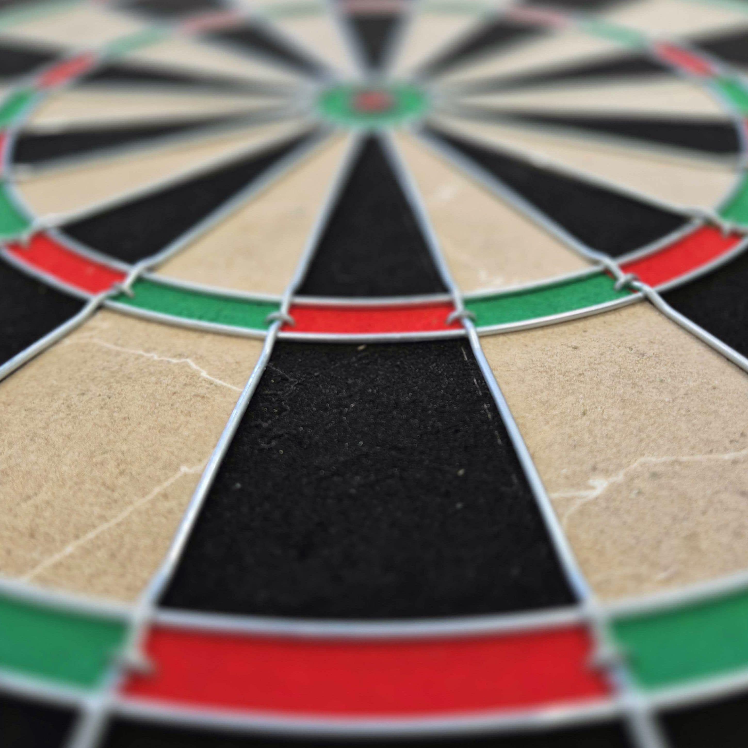 Target Gabriel Clemens steel dartboard set Noch ein Target Gabriel Clemens Steeldartboard Set wird präsentiert. Das Set ist vollständig abgebildet.