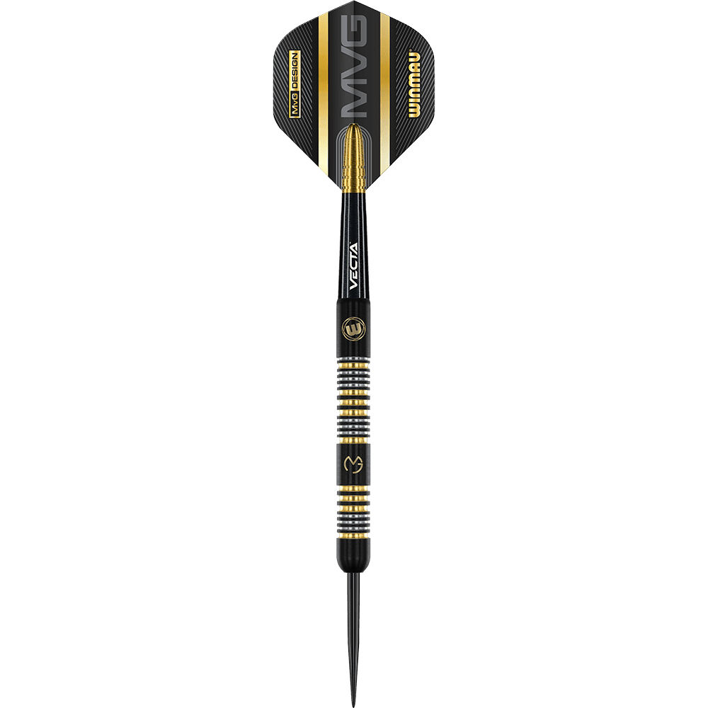 1481_Winmau_Michael_Van_Gerwen_Trilogy_Steeldarts_1BoNJxaXpAKJJ8 Dies ist ein schwarzer Steeldartpfeil mit goldenen und silbernen Akzenten. Auf dem Flight stehen die Buchstaben "MVG" und "Winmau".