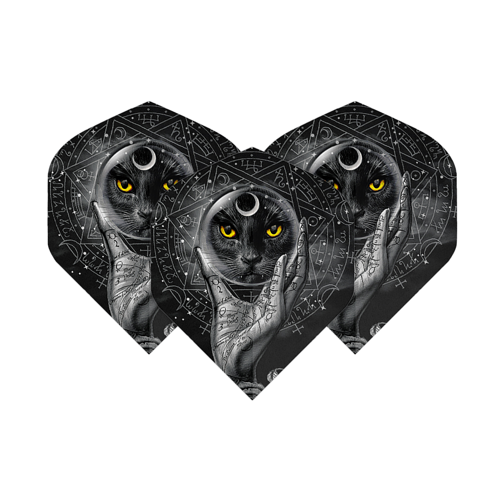 Alchemy Grimalkins Glass No2 Standard Flights Dieses Bild zeigt drei Dartflights mit einem mystischen Design. Darauf ist ein schwarzer Kater mit gelben Augen und einer kristallhaltenden Hand vor einem magischen Hintergrund abgebildet.