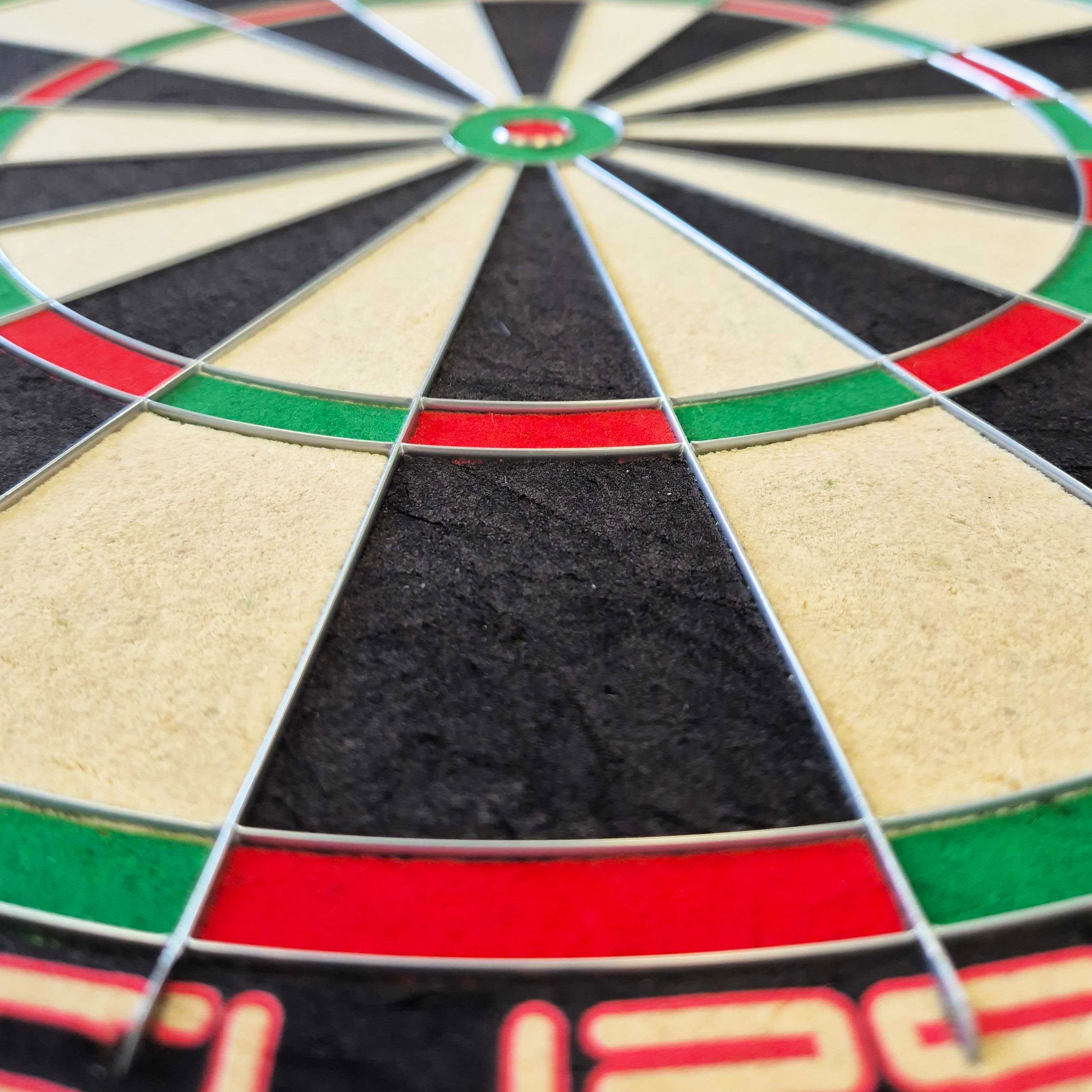 Unicorn Eclipse Smartboard steel dartboard Das Bild zeigt eine Nahaufnahme des Unicorn Eclipse Smartboard Steeldartboards. Die bunten Segmente und Drahtabgrenzungen sind deutlich zu erkennen.