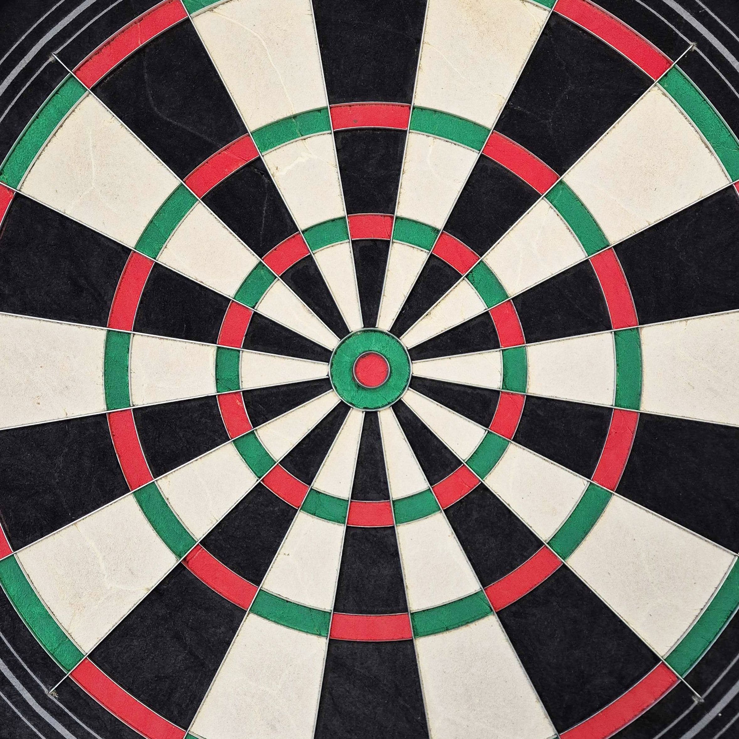 Harrows Quadro 240 steel dartboard Noch ein Bild des Harrows Quadro 240 Steeldartboards ist zu sehen. Das Design ist klassisch.