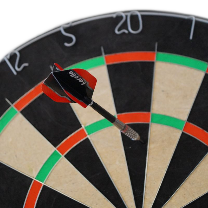 Zu sehen ist das Karella Dartboard BullOut Set mit zwei Sätzen Steeldarts. Perfekt für Einsteiger und Fortgeschrittene.