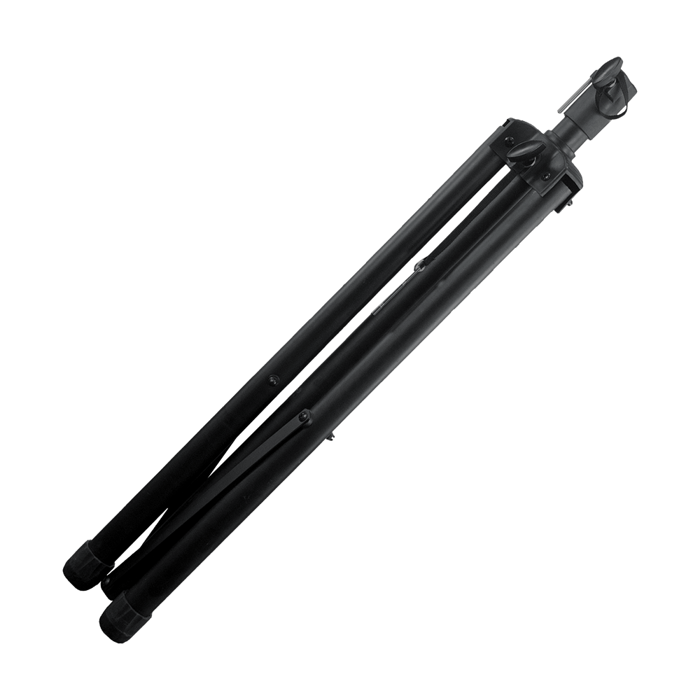1702_McDart_Hybrid_2_Pro_Dartboardst-nder_6 Auf dem Bild ist ein zusammengeklappter, schwarzer Ständer zu sehen. Es handelt sich um den McDart Hybrid Pro Tripod Dartboardständer.