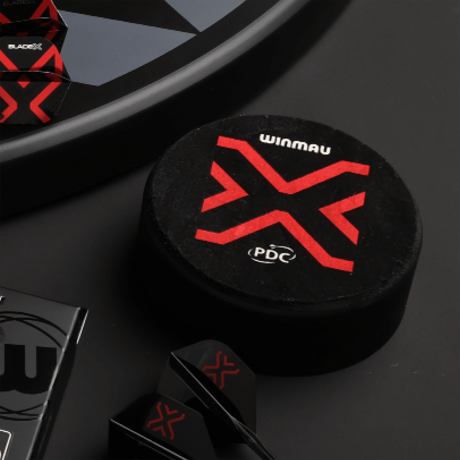 Winmau Dart Dock Blade X dart stand Der Winmau Dart Dock Blade X Dartständer ist auf dem Bild zu sehen. Es handelt sich um einen modernen Dartständer für Dartspieler.