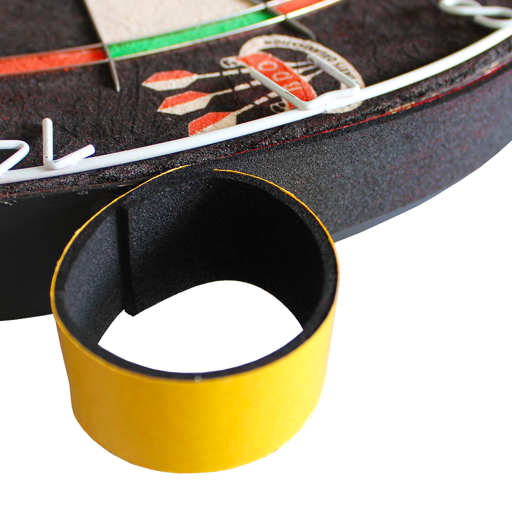 MCD-5000-McDart-Distanzstreifen-2 Das Bild zeigt einen McDart Distanzstreifen mit gelber Außenseite. Im Hintergrund ist ein Teil eines Dartboards zu sehen.