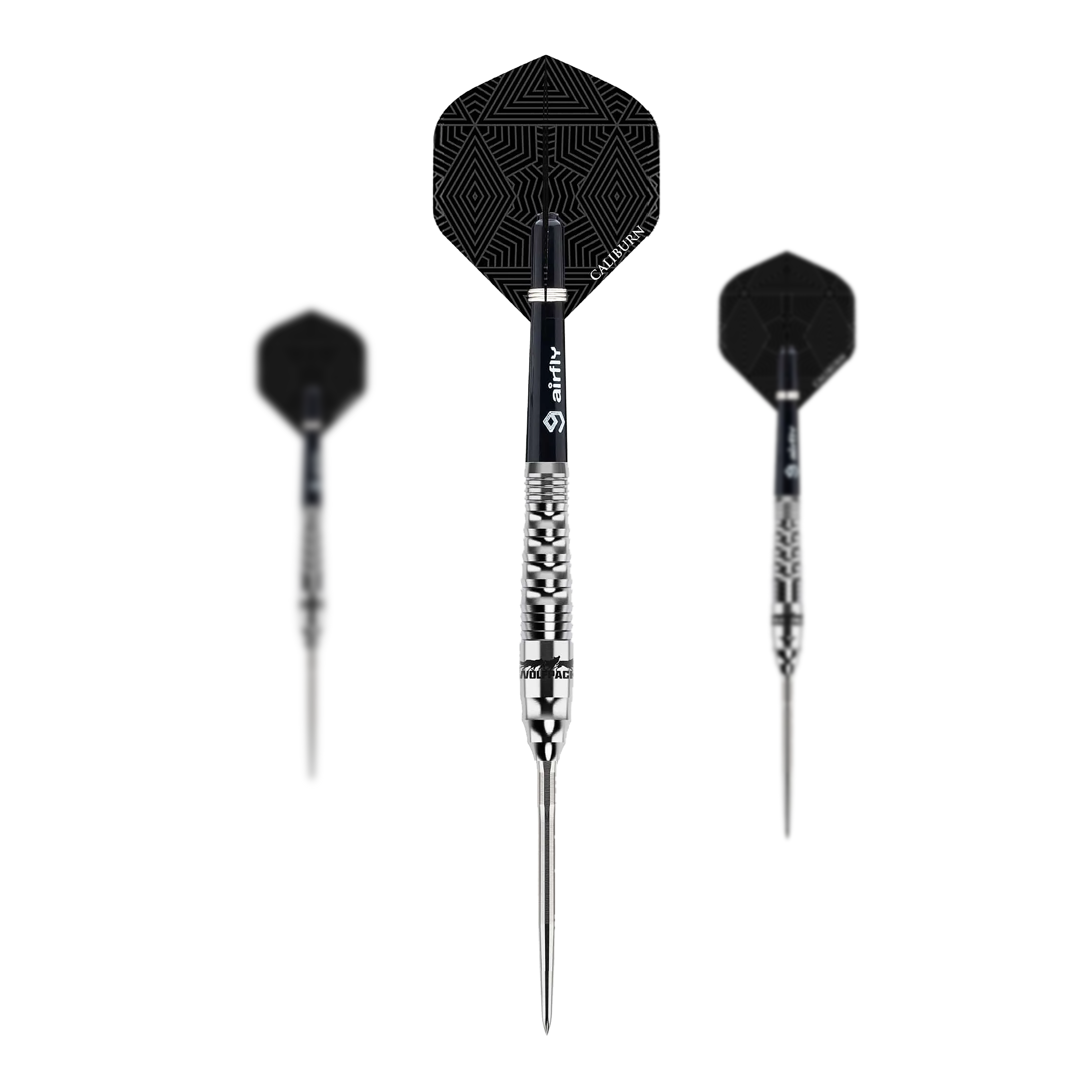Caliburn Wolfpack W3 Steeldarts - 21g Das Bild zeigt drei Steeldarts des Modells "Caliburn Wolfpack W3" mit einem Gewicht von 21g. Die Darts haben silberne Spitzen und Schäfte sowie schwarze Flights mit geometrischem Muster.