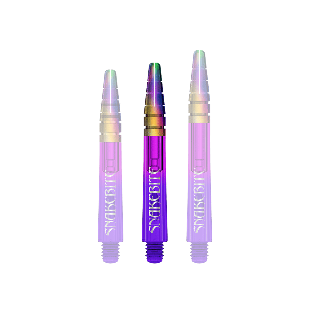 C793_Red_Dragon_Nitrotech_Peter_Wright_Purple_Ionic_Shafts_39mm_1mOmdES3y1ha54 Auf dem Bild sind drei farbenfrohe Dartschäfte in Violett-, Gold- und Grüntönen zu sehen. Auf jedem Schaft steht das Wort "Snakebite" in weißer Schrift.