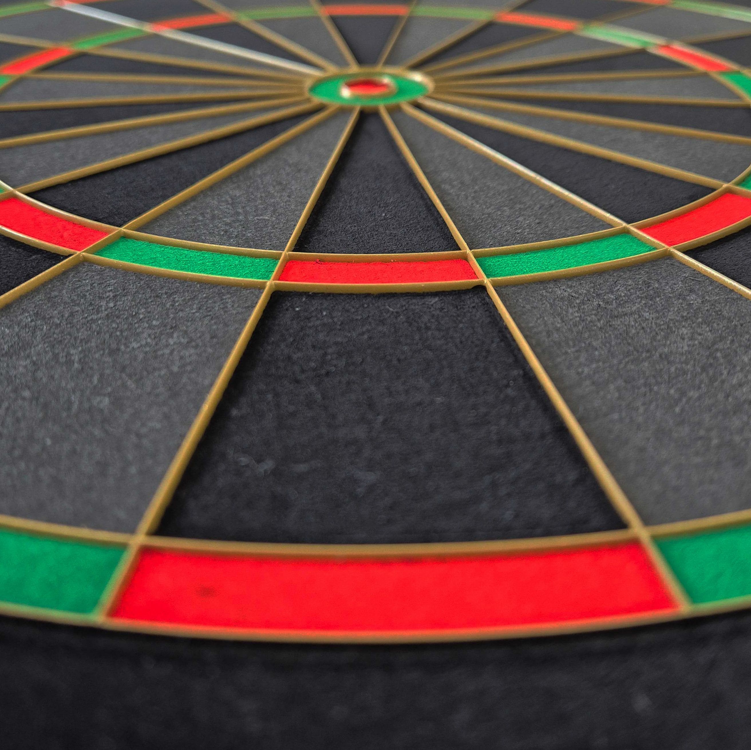 Hier findet sich eine weitere Ansicht des BullsNL Advantage Black Edition Steeldartboards. Das Produkt ist von einer anderen Seite präsentiert.