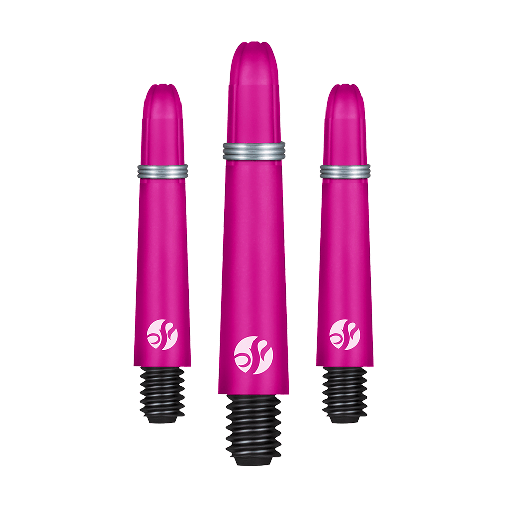 Shot Koi Carbon Shafts - Pink Auf dem Bild sind drei pinkfarbene Darts-Schäfte in verschiedenen Längen zu sehen. Sie besitzen schwarze Gewinde und silberne Ringe als Akzent.