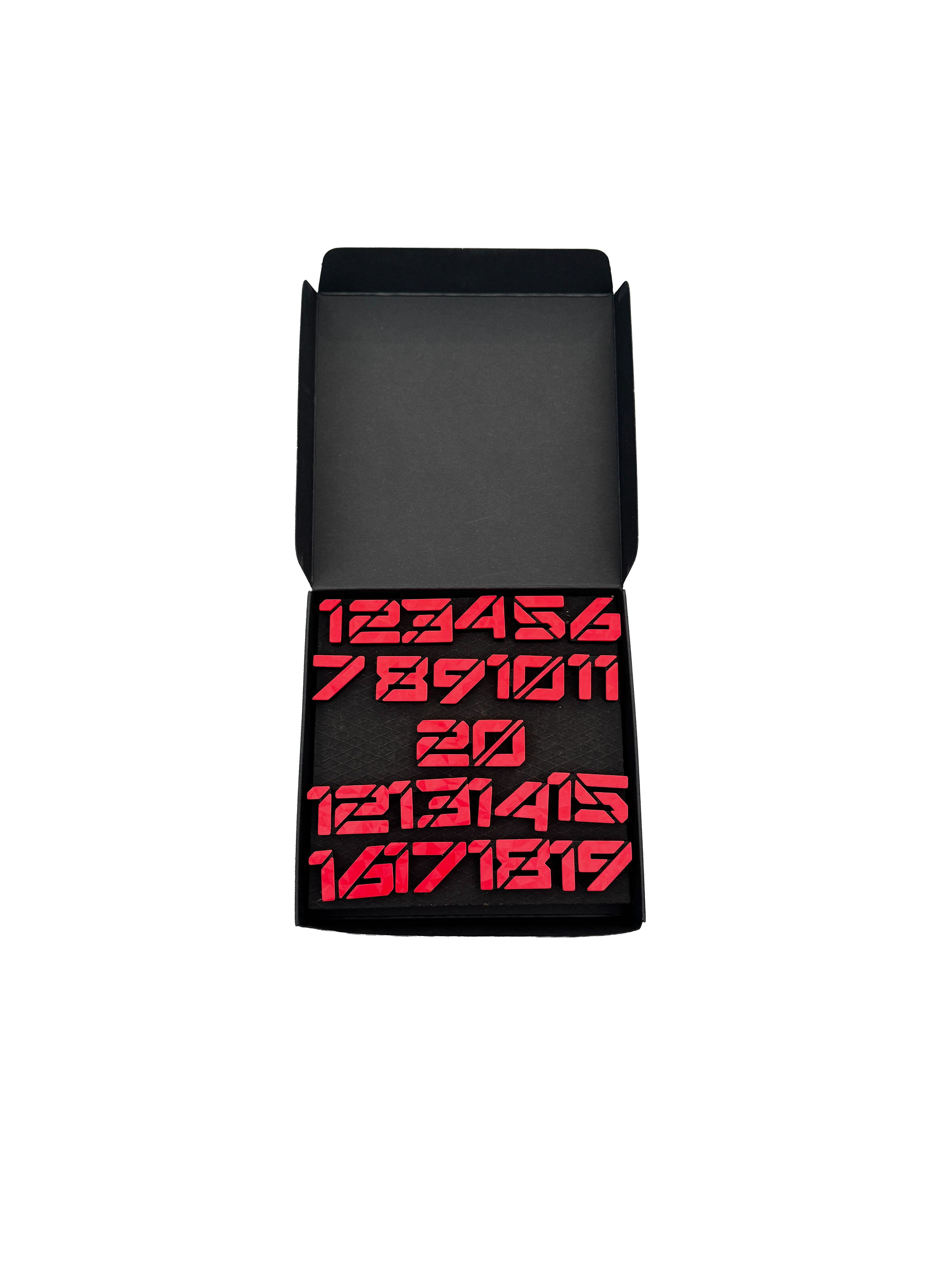 McDart Dartboard Number Rings / Number Ring Cyber Abgebildet ist eine Schachtel namens 'Cyber Rot Box'. Die Verpackung hebt die rote Farbgebung hervor.