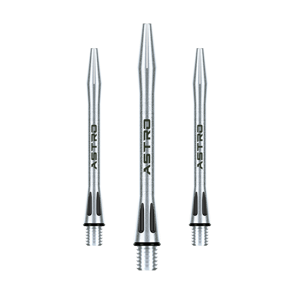7012-201_Winmau_Astro_Aluminium_Shafts_Schwarz_46mm_1 Das Bild zeigt drei silberne Dartschäfte aus Aluminium mit der Aufschrift "ASTRO". Sie sind schlank gestaltet und haben schwarze Akzente am unteren Ende.