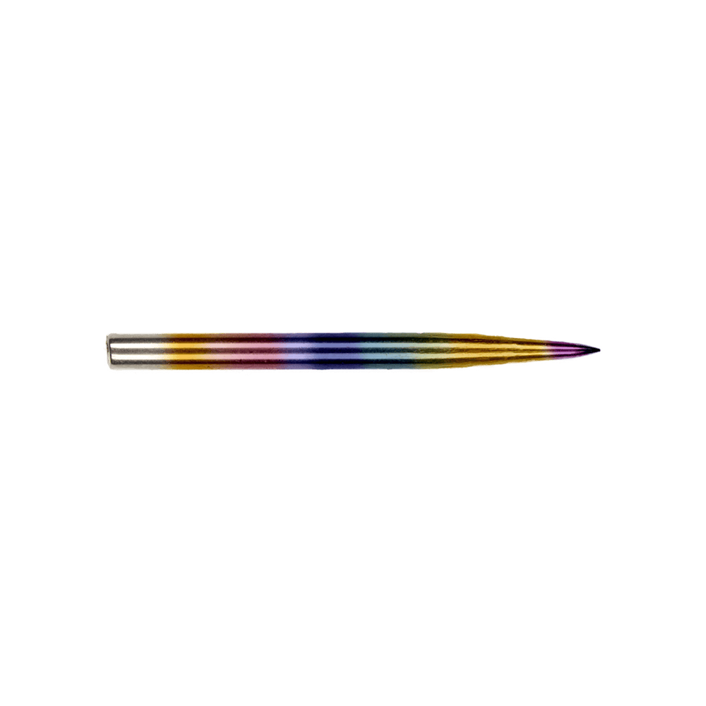 BU57613_BullsNL_Rainbow_Steeldartspitzen_32mm_2 Auf dem Bild ist eine bunte Dartspitze aus Metall zu sehen. Die Spitze hat einen Regenbogeneffekt und ist an einem Ende angespitzt.