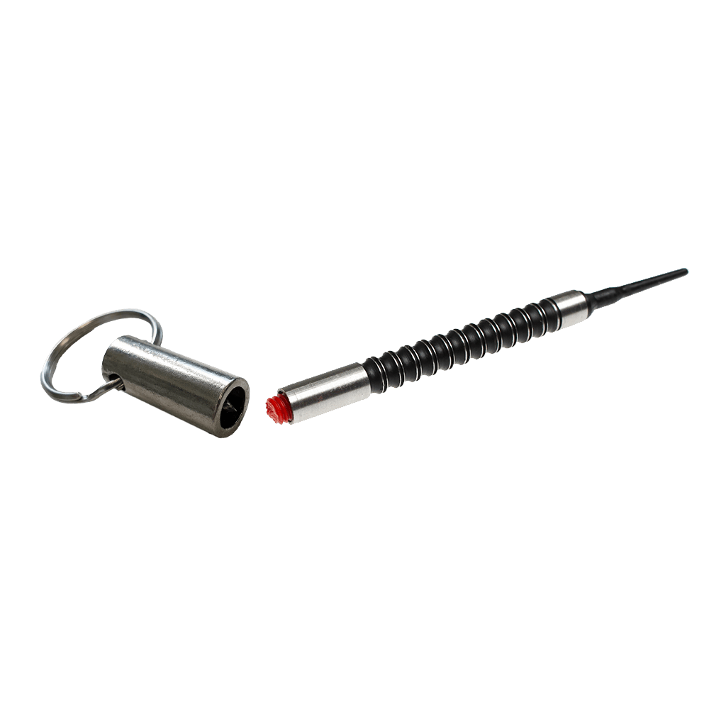McDart Shaftrestentferner - Silber Das Bild zeigt den McDart Shaftrestentferner in Silber. Das Werkzeug besteht aus Metall und ist mit einem Schlüsselring versehen.
