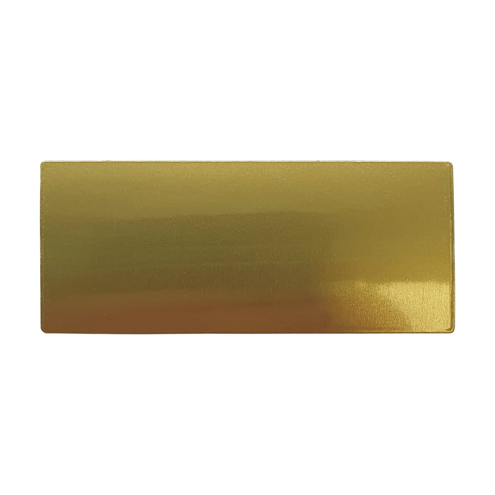 P-Schild_McDart_Pokalschild_mit_Wunschtext_4 Auf dem Bild ist ein rechteckiges, goldenes Pokalschild zu sehen. Das Schild kann mit individuellem Wunschtext graviert werden.