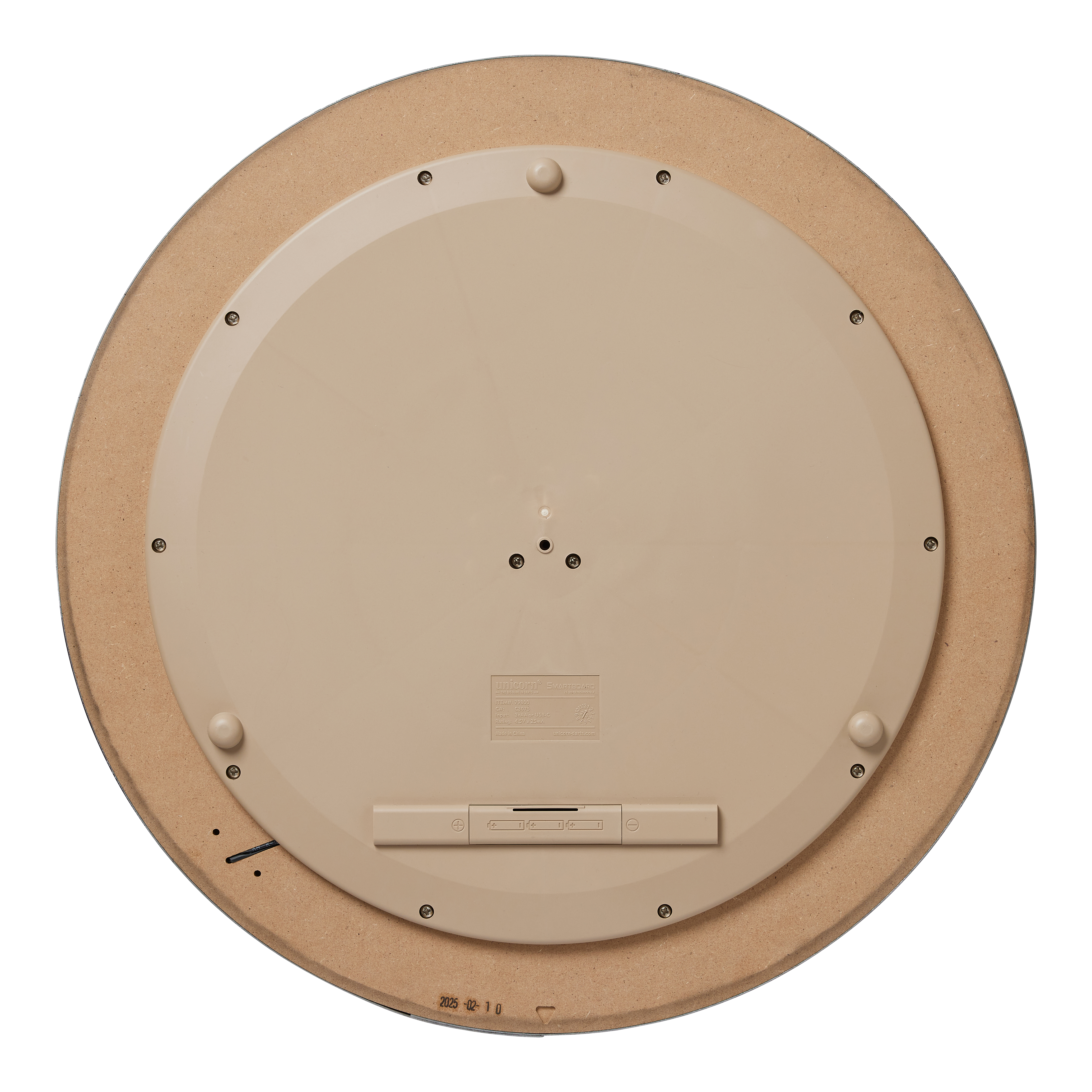 Unicorn Eclipse Smartboard steel dartboard Dies ist die Rückseite des Unicorn Eclipse Smartboard Steeldartboards. Sie zeigt eine kreisförmige, beige Kunststoffabdeckung mit mehreren Schrauben und einem Batteriefach.