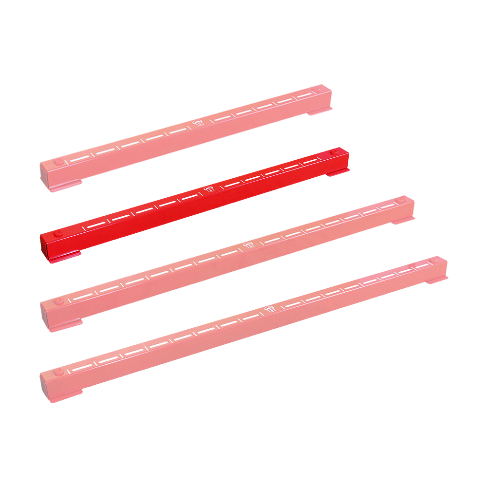 67822_Bulls_Oky_System_Metall_Oche_O66_2 Das Bild zeigt vier rote Metallstangen, die als Bulls Oky Metall Oche bezeichnet werden. Sie sind mit weißen Markierungen versehen und werden beim Darts zum Abmessen der richtigen Wurflinie verwendet.