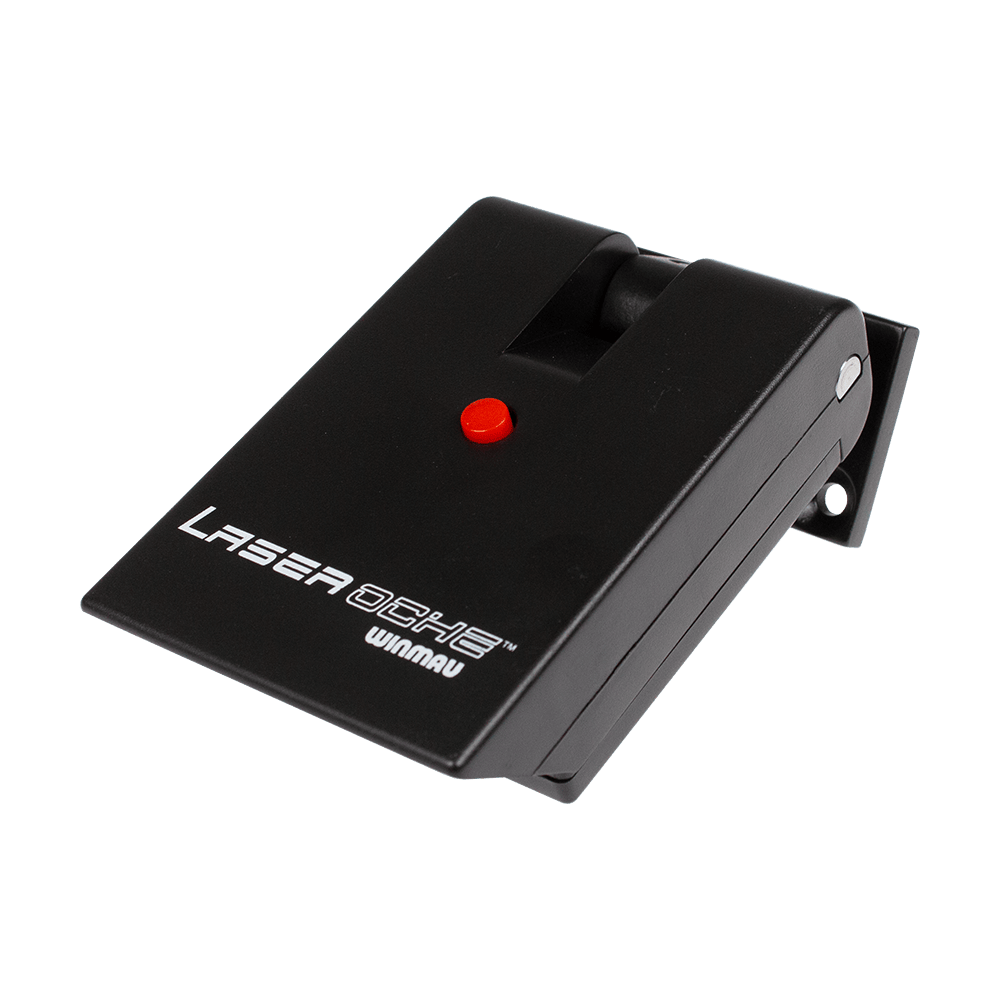 8510-Winmau-Laser-Oche-2QPicqBarR32f4 Das Bild zeigt das Produkt "Winmau Laser Oche". Es handelt sich um ein schwarzes Gerät mit einem roten Knopf und der Aufschrift "Laser Oche Winmau".
