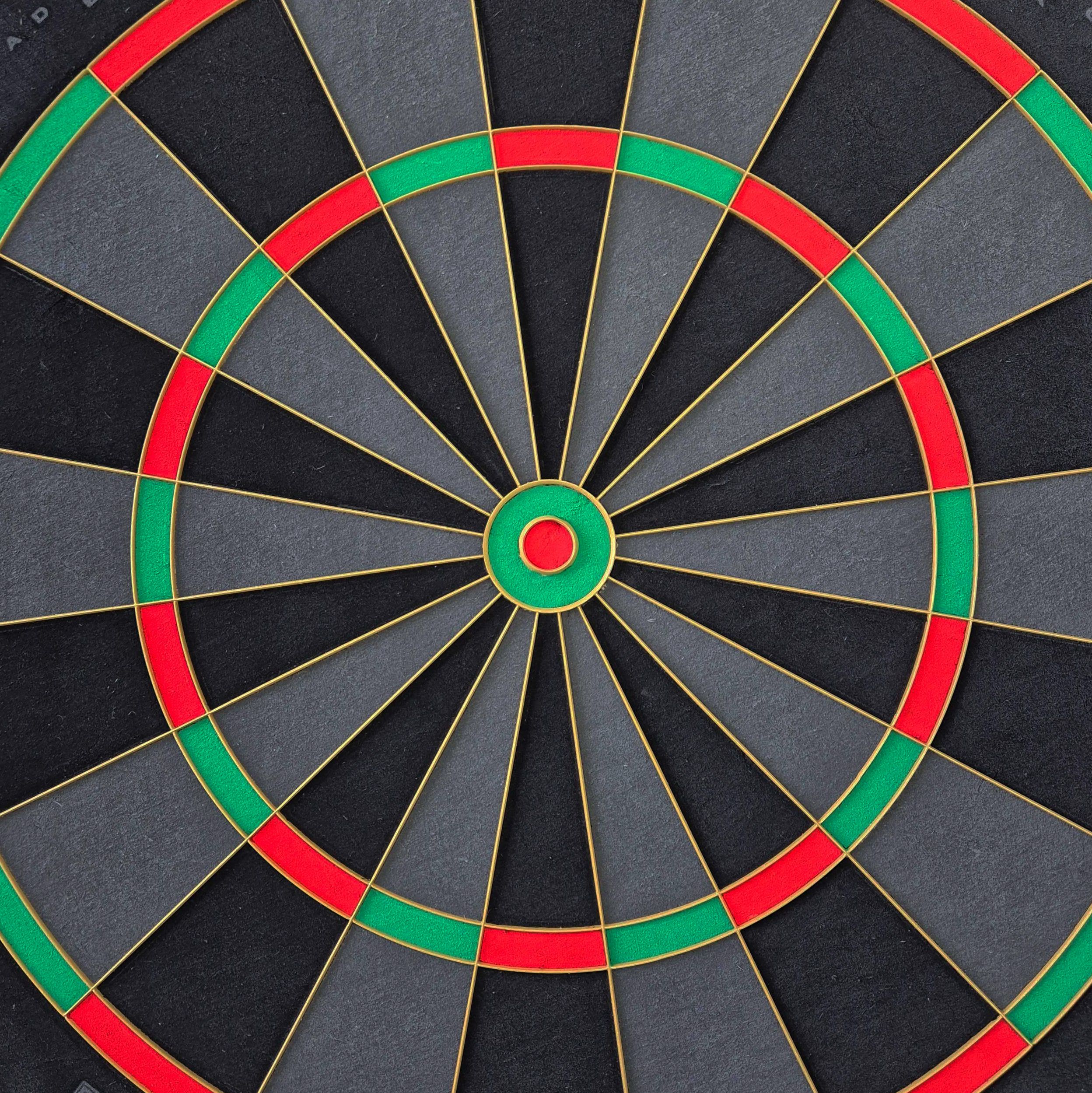 Auf dieser Abbildung ist das BullsNL Advantage Black Edition Steeldartboard zu sehen. Es wird aus einer anderen Perspektive gezeigt.