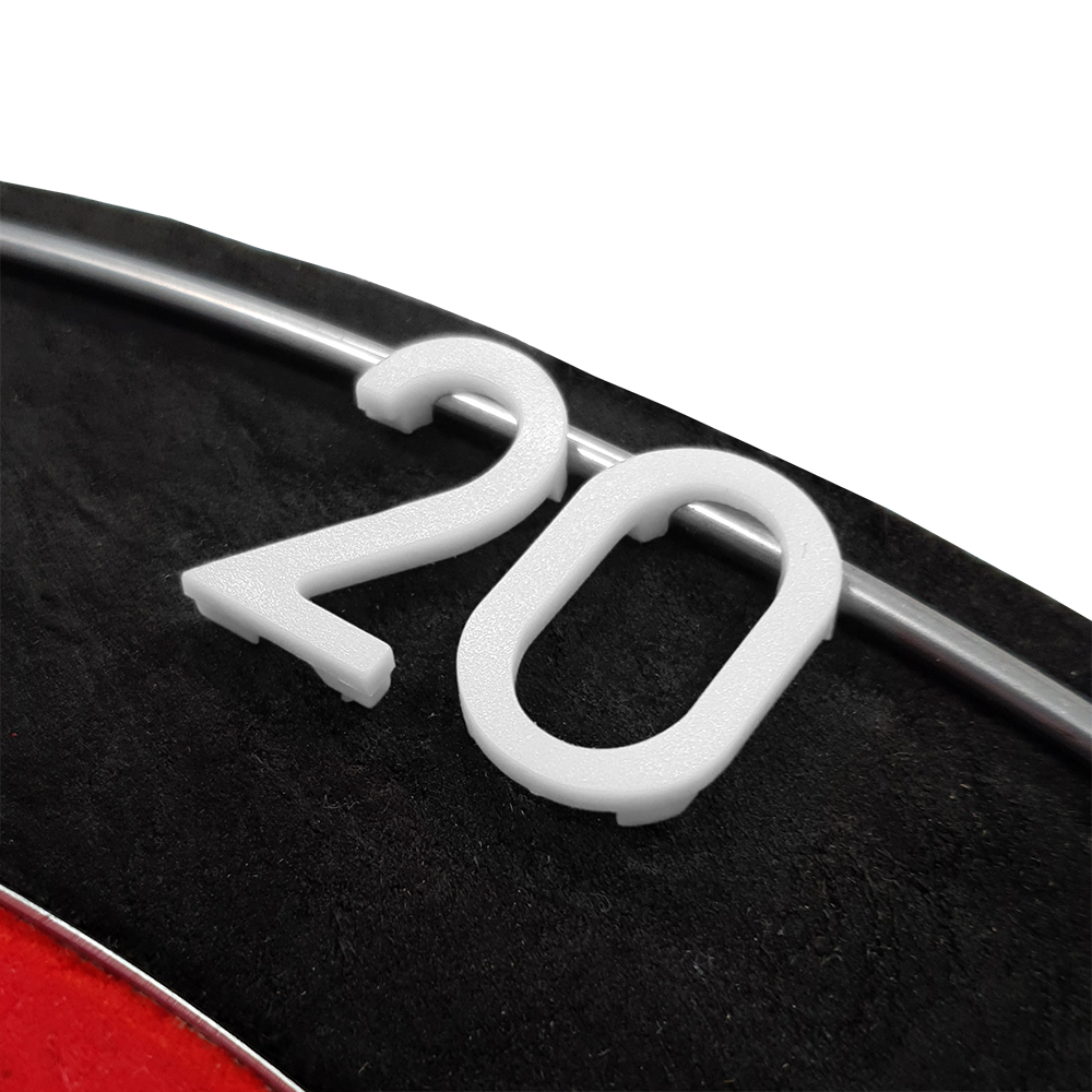 McDart Dartboard Replacement Numbers Das Bild zeigt eine weiße Ersatznummer „20“ auf einem Dartboard. Die Zahl ist aus Kunststoff und an einem Metallring befestigt.