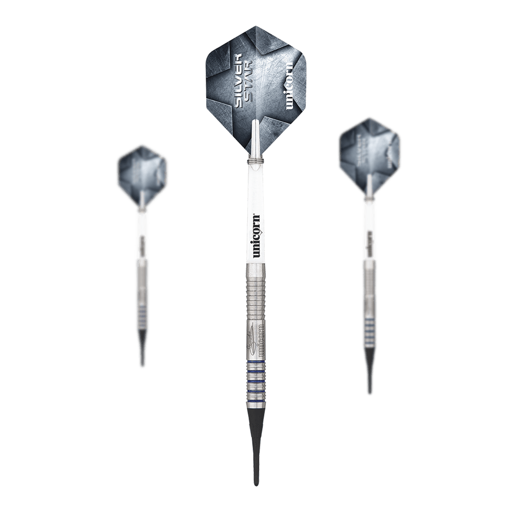 Unicorn Silver Star Var.2 Gary Anderson soft darts Das Bild zeigt drei Softdarts des Modells "Unicorn Silver Star Var.2 Gary Anderson". Die Darts haben silberne Spitzen, einen geriffelten Schaft und blaue Akzente auf dem Barrel.