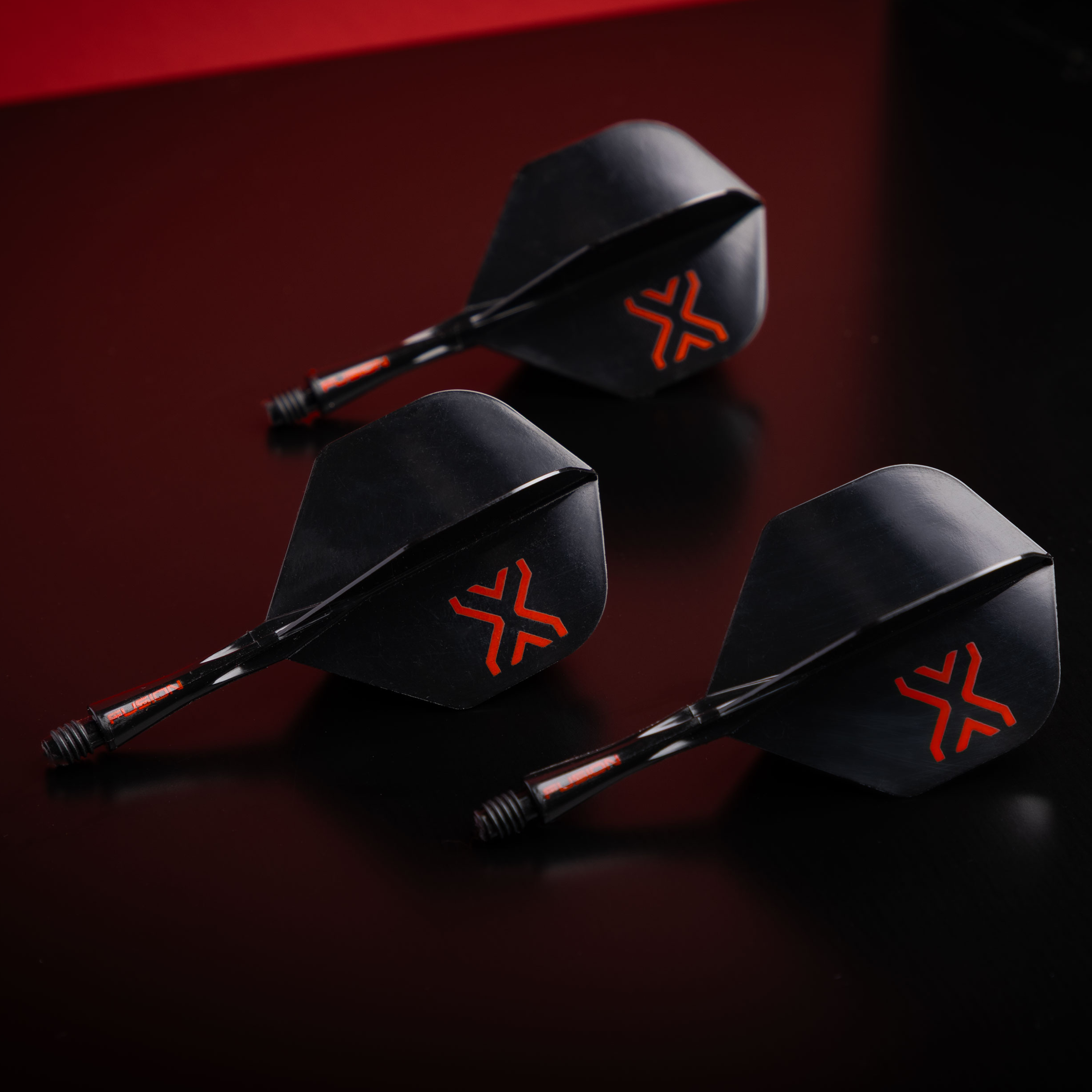 Winmau Fusion Blade X No2 Standard Flight Shaft System - Black Das Bild zeigt das Winmau Fusion Blade X No2 Standard Flight-Shaft-System in Schwarz. Es handelt sich um ein Zubehörteil für Dartspiele.