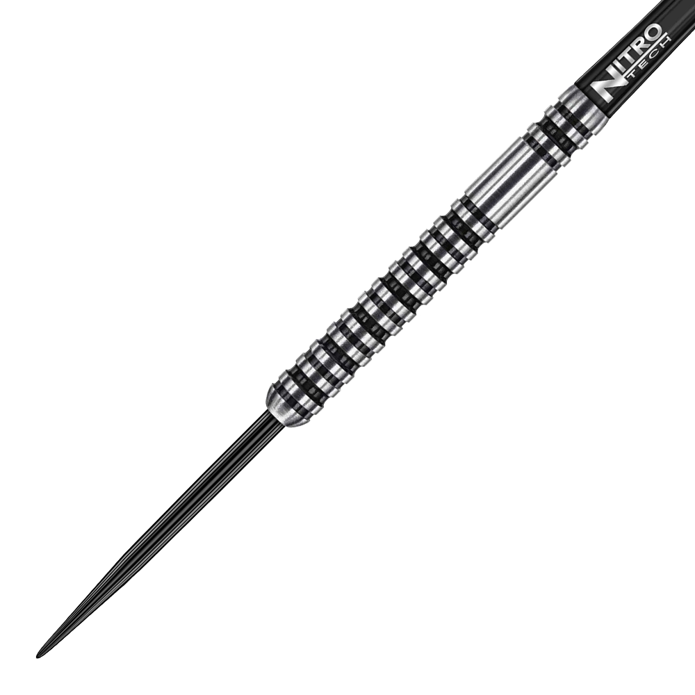 RD1892-RedDragon-Dragonfly-3-Steeldarts-2-3-Wallet Das Bild zeigt einen silbernen und schwarzen Steel-Dartpfeil mit geriffeltem Griff. Am hinteren Ende steht "Nitro Tech" geschrieben.