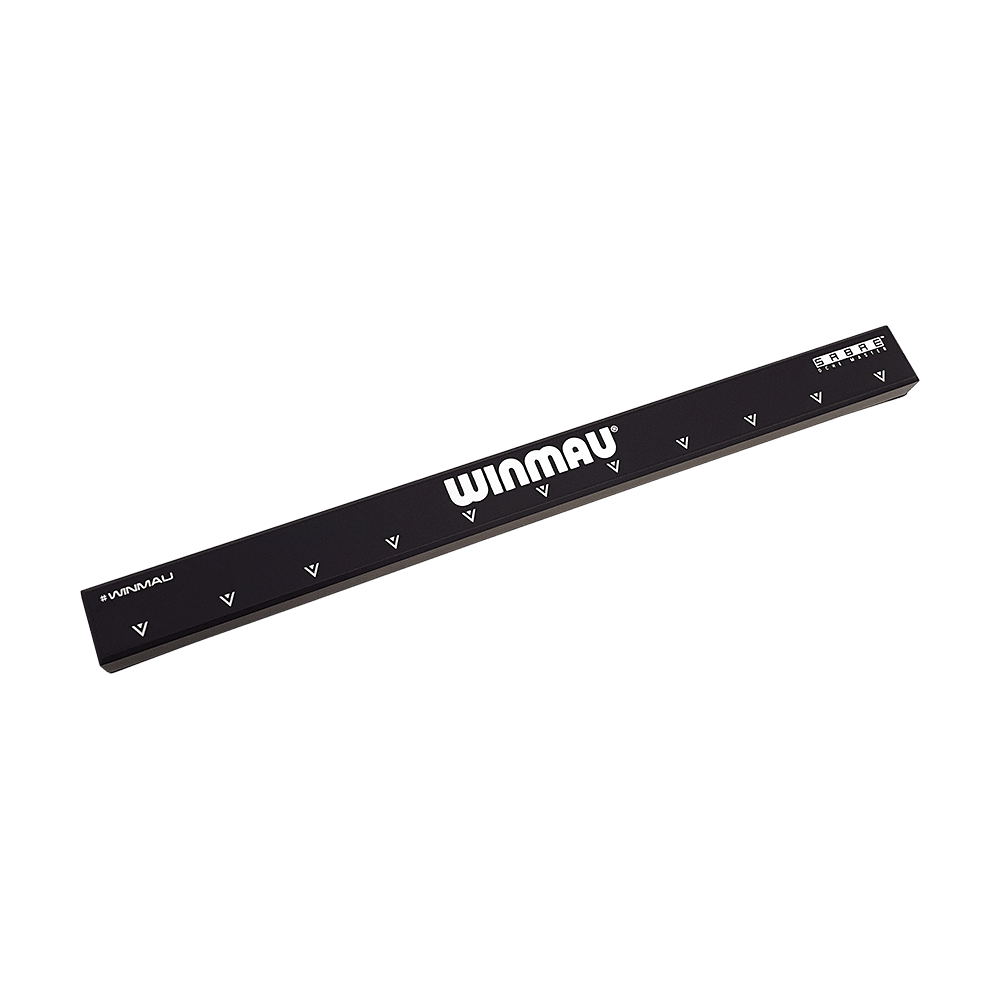 8208_Winmau_Sabre_Oche_Master_1Vi2b8dRa5D72S Das Bild zeigt das Produkt "Winmau Sabre Oche Master", ein schwarzes Messwerkzeug für Dartspieler. Es trägt das Winmau-Logo und ist mit weißen Markierungen versehen.