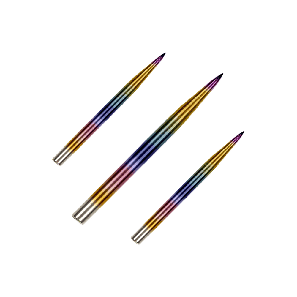 BU57613_BullsNL_Rainbow_Steeldartspitzen_32mm_1 Auf dem Bild sind drei bunte Dartspitzen zu sehen. Sie haben einen Farbverlauf in Regenbogenfarben und eine spitze Metallspitze.