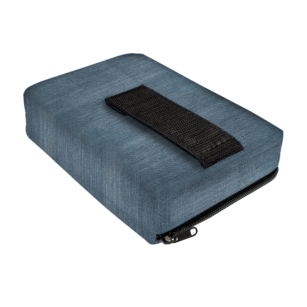 715TP_The_PAK_Jeans_Editon_Darttasche_3 Das Bild zeigt die „The Pak Jeans Edition Darttasche“ aus einem blauen Jeansstoff. Zu sehen sind ein schwarzer Tragegriff und ein Reißverschluss an der Tasche.