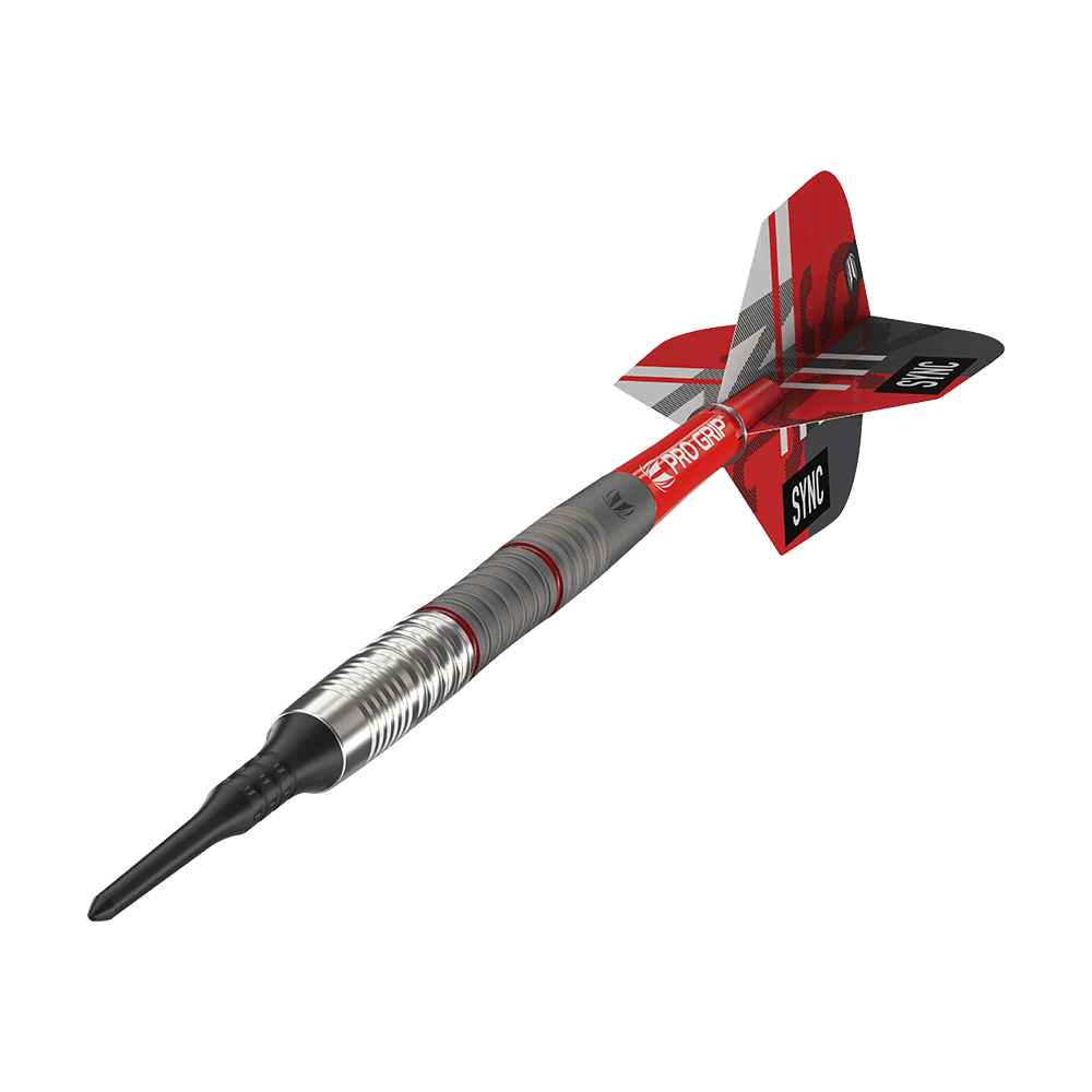 210302_Targer_Sync_11_Softdarts_4 Das Bild zeigt einen modernen Softdartpfeil mit einem metallischen Schaft und roten Flügeln. Auf den Flügeln steht das Wort "SYNC" und sie sind mit einem auffälligen Muster gestaltet.
