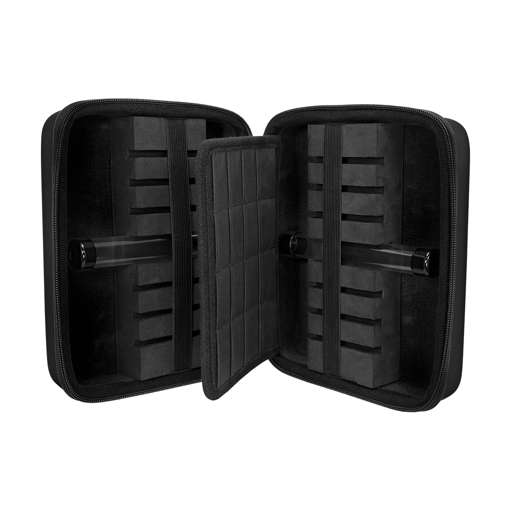 JD7023_Mission_Jack_Daniels_Luxor_Dartcase_3 Das Bild zeigt das geöffnete Mission Jack Daniels Luxor Dartcase. Das Etui ist schwarz und bietet innen mehrere Steckplätze zur sicheren Aufbewahrung von Dartpfeilen und Zubehör.