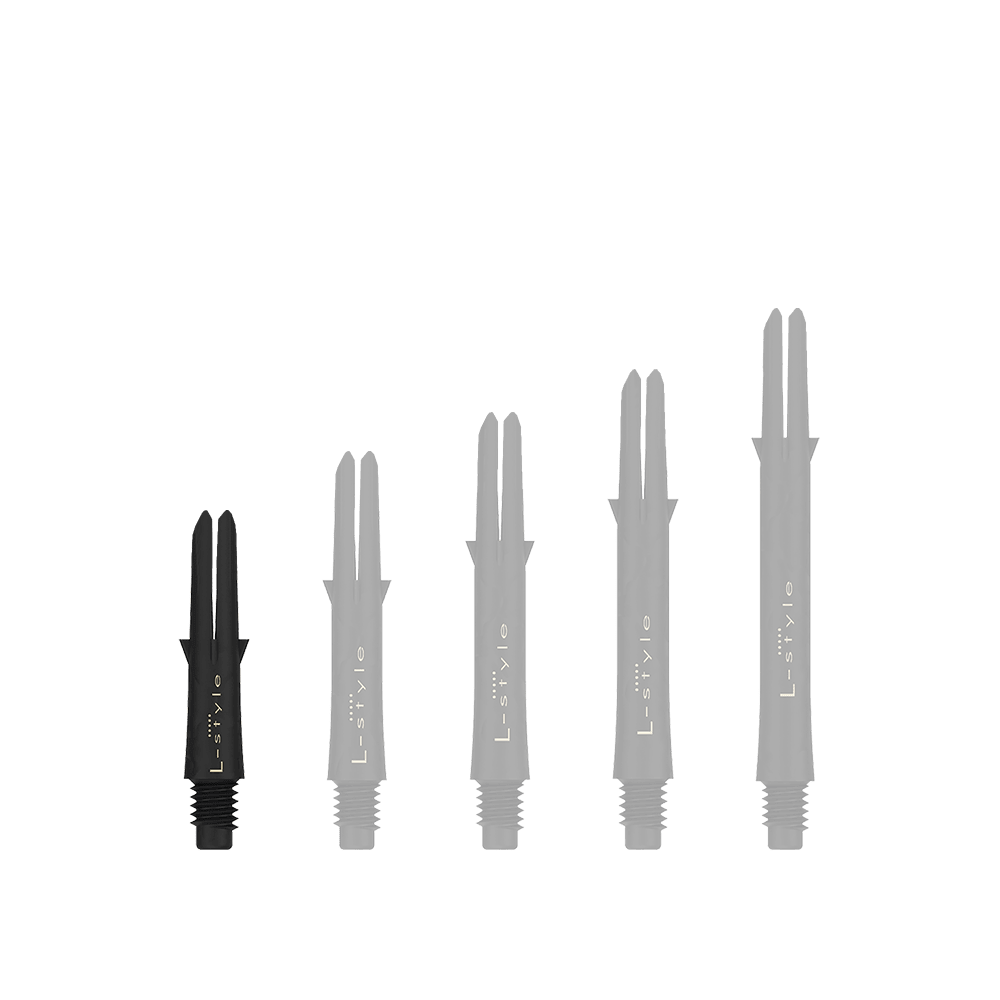 L style carbon shafts Das Bild zeigt fünf schwarze Dart-Schäfte in verschiedenen Längen, die aufrecht nebeneinander stehen. Auf jedem Schaft steht der Schriftzug „L-style“ in weißer Farbe.