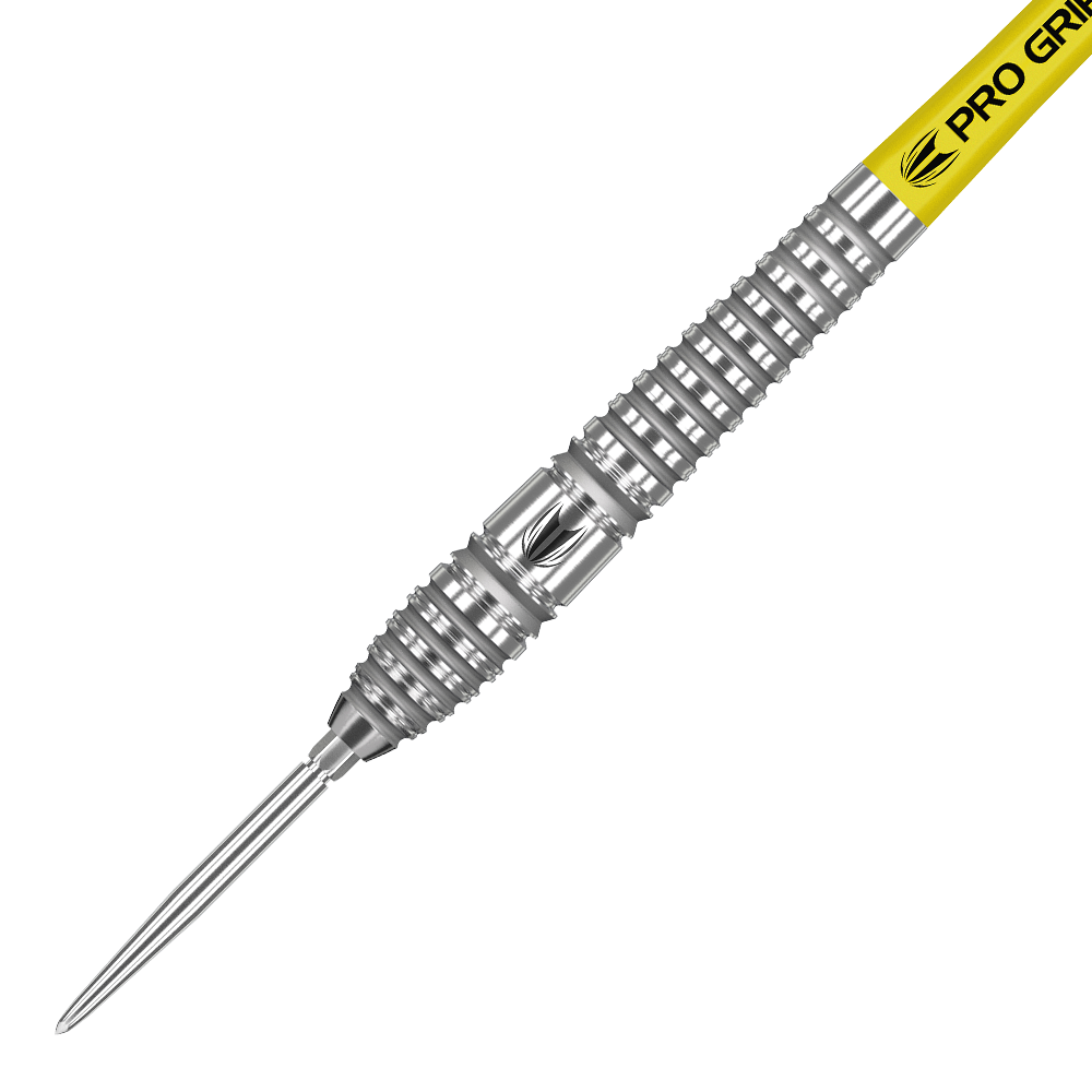 190057_Target_Bolide_03_Swiss_Point_Steeldarts_2 Das Bild zeigt einen Target Bolide 03 Swiss Point Steeldart. Der Dart besteht aus silbernem Metall mit einem gelben Schaft, auf dem „Pro Grip“ steht.
