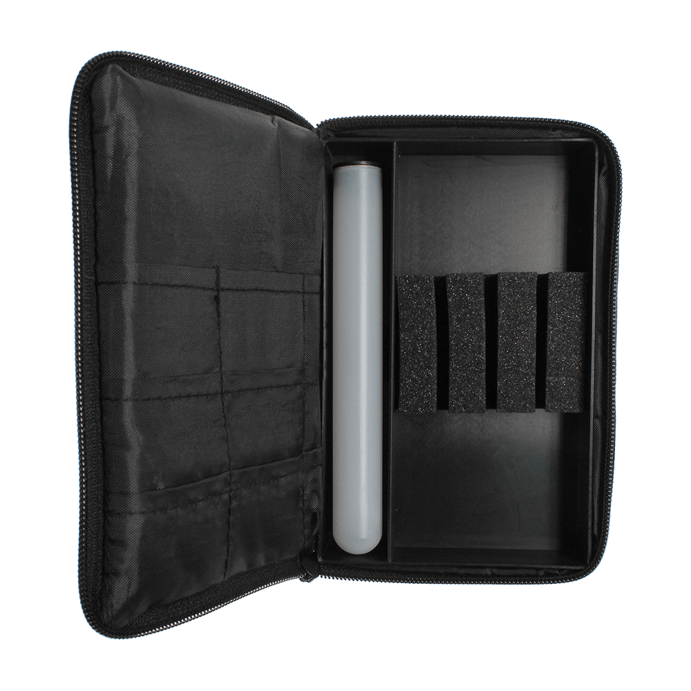McDart Tasche mit 6 Softdarts und Zubehör Auf dem Bild ist eine geöffnete schwarze Tasche zu sehen, die Fächer und Halterungen für Softdarts und Zubehör bietet. Die Tasche hat auf der rechten Seite Schaumstoffhalterungen und ein Kunststoffröhrchen zur sicheren Aufbewahrung.