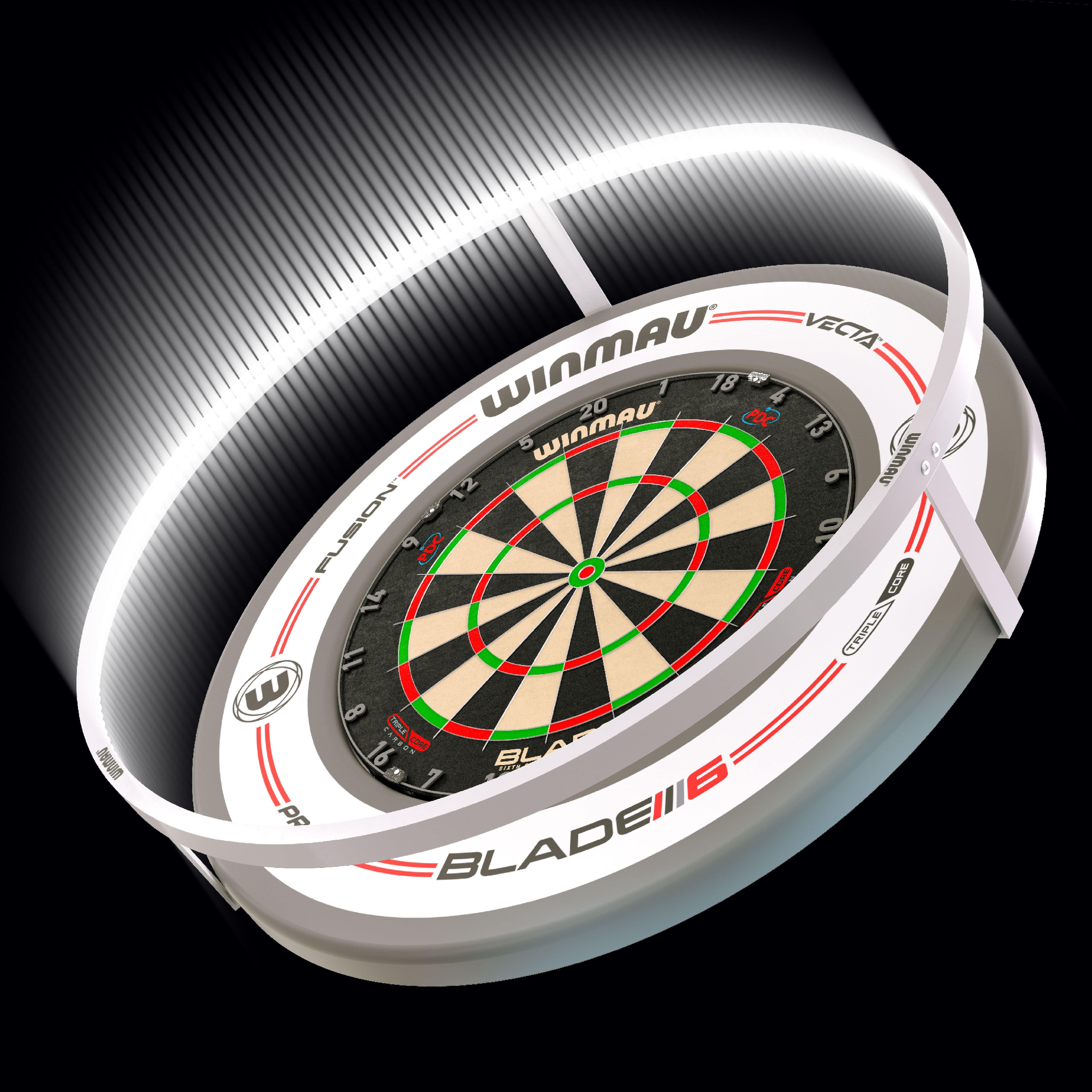 Winmau Plasma Ice LED Dartboard Light Das Bild zeigt das Produkt "Winmau Plasma Ice LED Dartboard Light", das über einem Dartboard angebracht ist. Ein heller LED-Lichtring beleuchtet die gesamte Dartscheibe gleichmäßig.