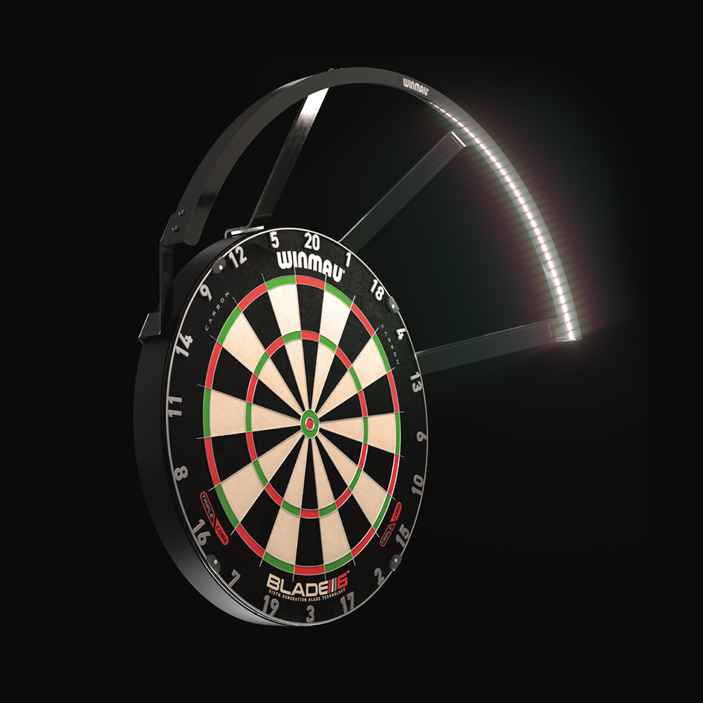 8412_Winmau_Polaris_120_LED_Dartboard_Light_3 Das Bild zeigt das Produkt "Winmau Polaris 120° LED Dartboard Light" über einer Dartscheibe. Ein LED-Lichtbogen beleuchtet die Spielfläche gleichmäßig von oben.