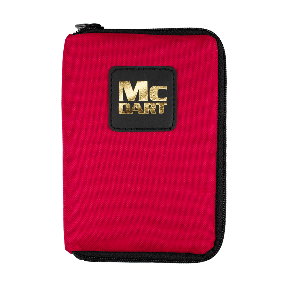 712_McDart_Tasche_Klein_Rot_1 Auf dem Bild ist eine kleine, rote McDart-Tasche zu sehen. Sie hat einen schwarzen Reißverschluss und ein schwarzes Logo mit goldener Schrift auf der Vorderseite.