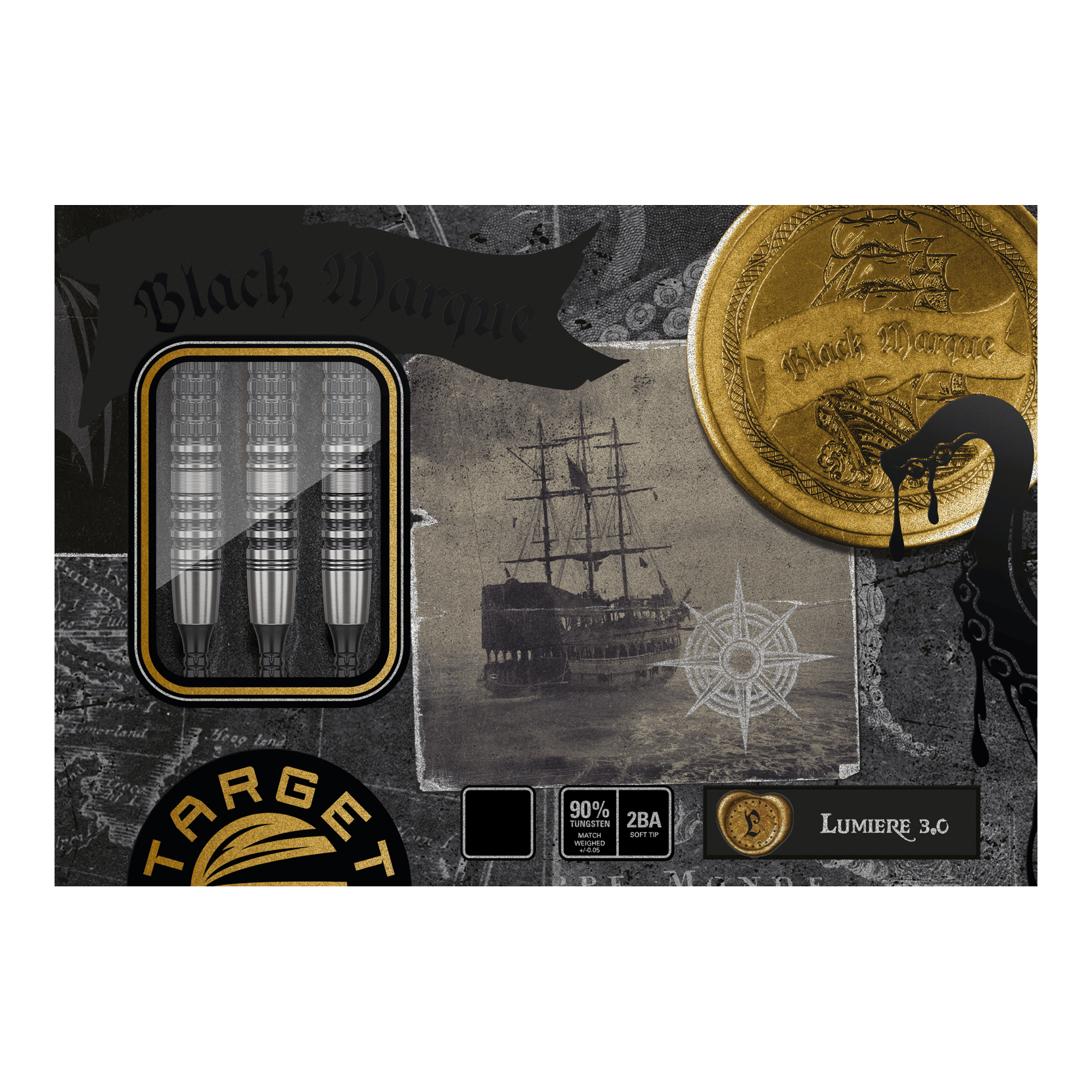 Target Japan Black Marque Lumiere GEN3 Soft Darts - 18.5g Die Abbildung zeigt die Verpackung der "Target Japan Black Marque Lumiere GEN3 Softdarts - 18,5g". Auf der Verpackung sind drei Dartpfeile, ein altes Segelschiff und ein goldener Münzmotiv zu sehen.