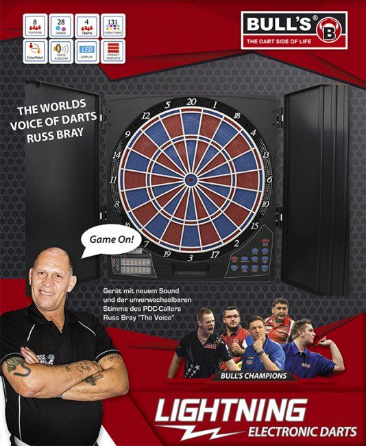 67981_3 Das Bild zeigt das Produkt "Bull's Lightning RB Elektronik Dartboard" mit geöffneten Türen und einer elektronischen Dartscheibe. Im Vordergrund sind berühmte Dartspieler abgebildet, darunter Russ Bray, die Stimme des Darts.